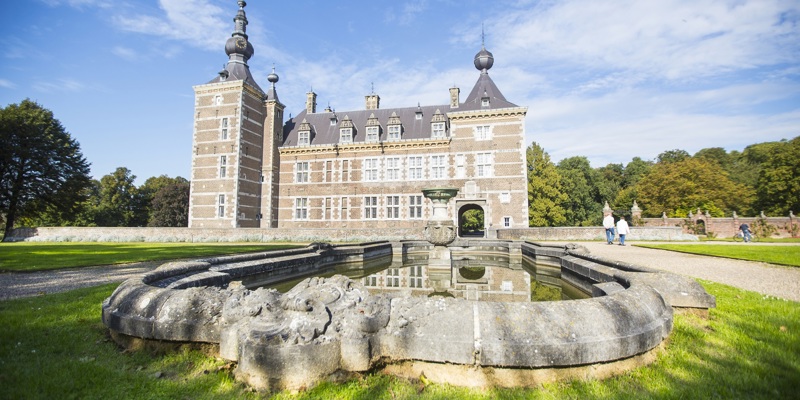 Kasteel Eijsden van de voorkant op een zonnige dag met wandelaars op de achtergrond